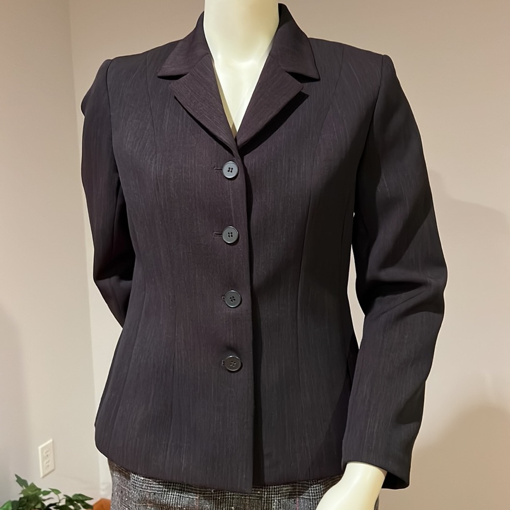 Perfect jacket . Dress it up or down. Great with skirt or jeans + free 🎁